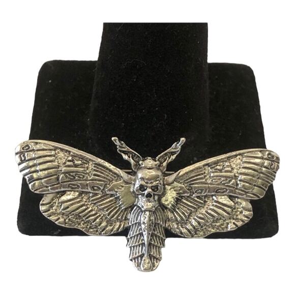 Vintage Inspired Timeless Intricately Designed Silver Plated Butterfly Brooch - Picture 3 of 13